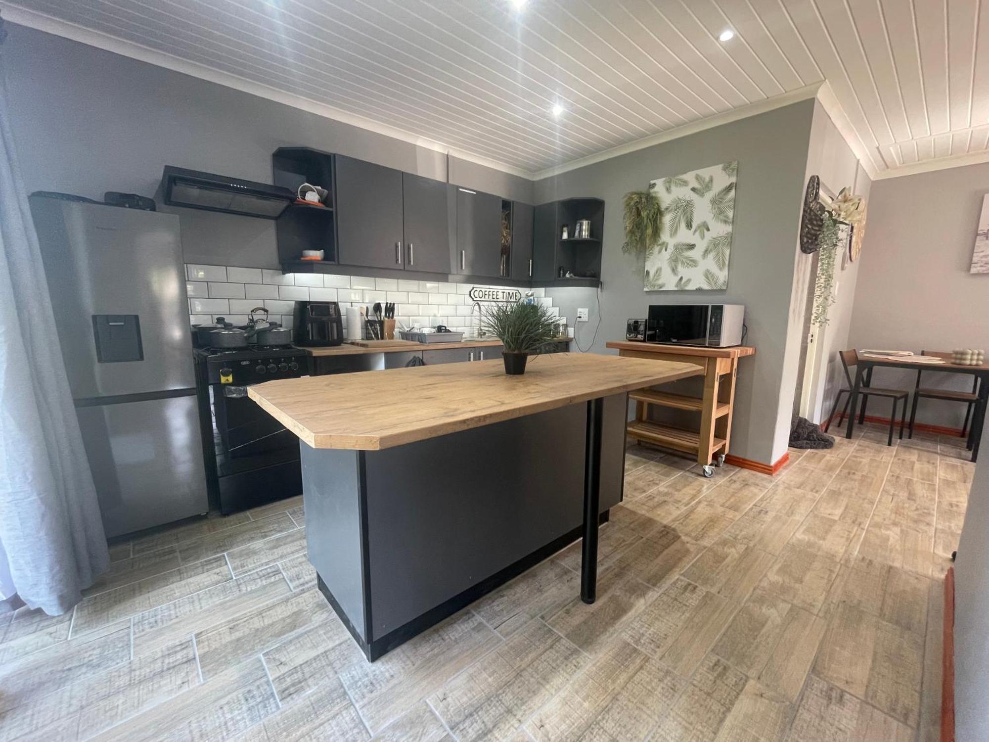 Pine Self Catering Fully Equipped 2 Bedroom, Queen Bed 3 Singles 65sqm Cosy Private Apartment