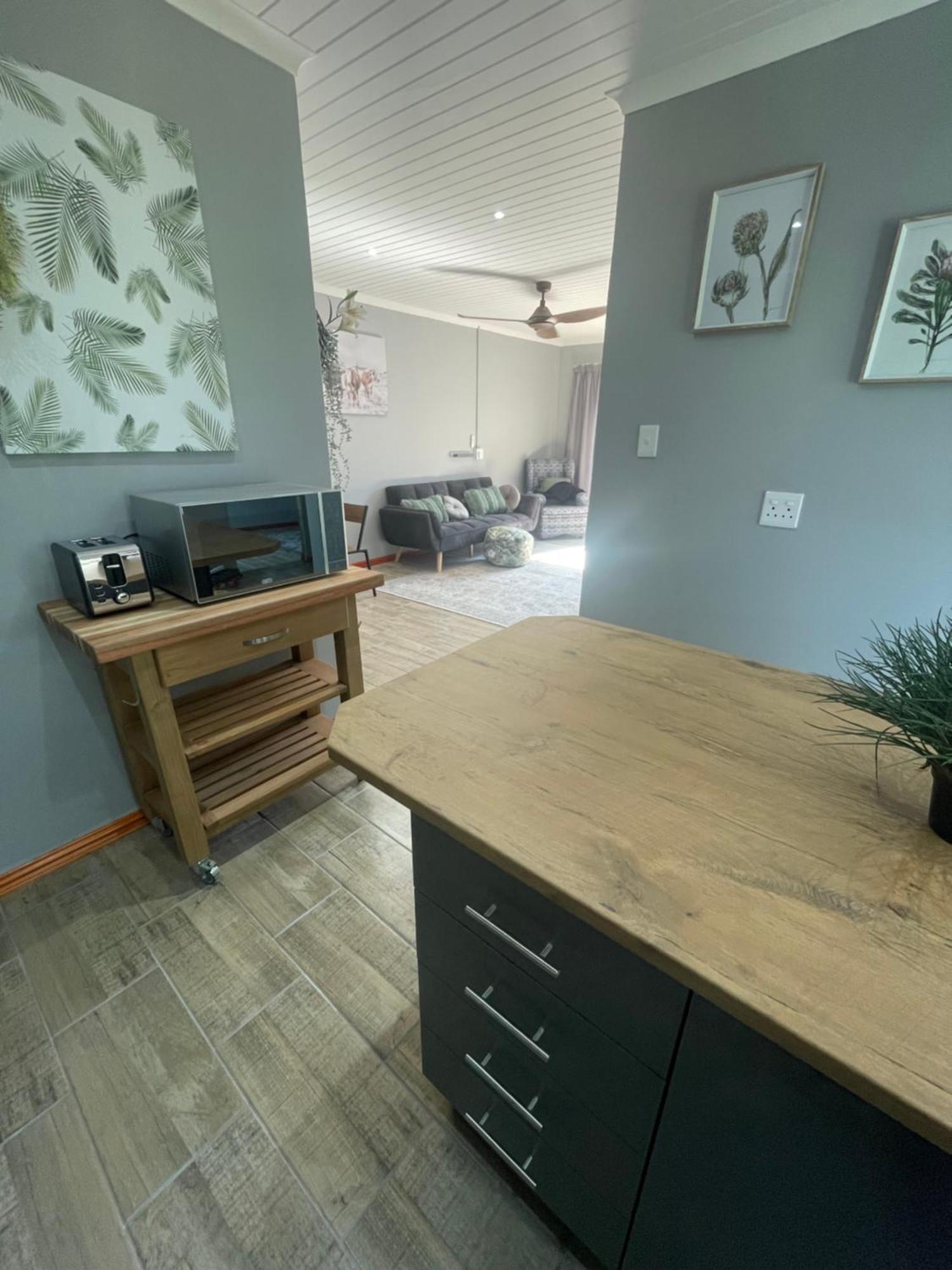 Pine Self Catering Fully Equipped 2 Bedroom, Queen Bed 3 Singles 65sqm Cosy Private * Durban